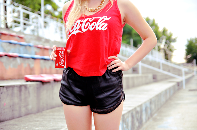Dziewczyna trzymająca puszkę coca cola